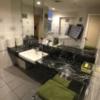 ア・プレスト(浜松市/ラブホテル)の写真『14号室　2F洗面台、(鏡が大きくてお風呂方面が写っています)』by ま〜も〜る〜