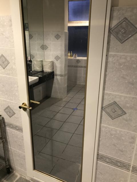 ア・プレスト(浜松市/ラブホテル)の写真『14号室　2F浴室扉の裏は鏡有り。マットしながらも鏡プレイ可能』by ま〜も〜る〜