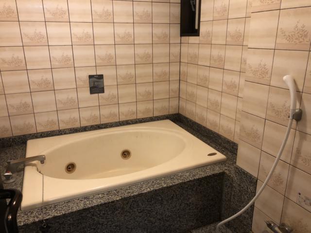 フランセ(八王子市/ラブホテル)の写真『909号室のお風呂 2人で入れるくらいなのですがひび割れが·····。』by スラリン