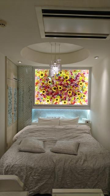 HOTEL GRAN HILL(豊島区/ラブホテル)の写真『501号室 ソファーの反対横、テレビの正面にベッド。天井にエアコン』by なめろう