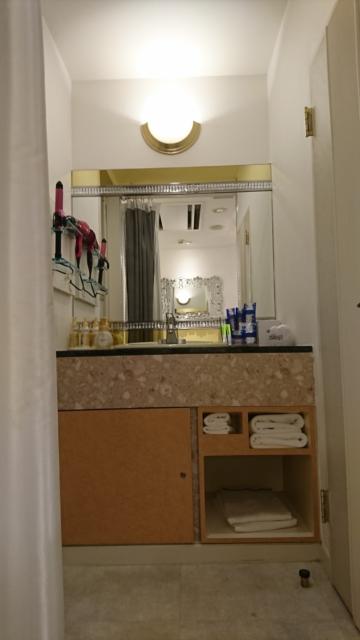 HOTEL GRAN HILL(豊島区/ラブホテル)の写真『501号室 ウォーターサーバーの横に洗面所』by なめろう