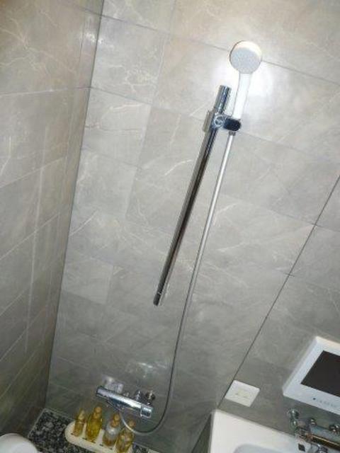 ホテル タイムズ(豊島区/ラブホテル)の写真『203号室（浴室シャワー部分。ヘッドはこちら向き）』by 格付屋