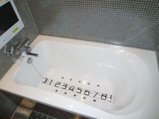 ホテル タイムズ(豊島区/ラブホテル)の写真『203号室（浴槽90㎝片側台形。ペットボトル4.5本分幅）』by 格付屋