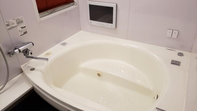 AtoZ諏訪インター店(諏訪市/ラブホテル)の写真『503（VIP）浴槽は大きいが、お湯の溜まりが遅い。ジェットバス付き。』by 折口 直公