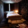 ホテル ウォーターゲート多治見(多治見市/ラブホテル)の写真『503号室ベッドとソファー』by 洋平君