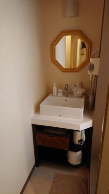 HOTEL RIO（リオ）(新宿区/ラブホテル)の写真『403号室 洗面台(流し下にタオルと電気ポット)』by 舐めたろう