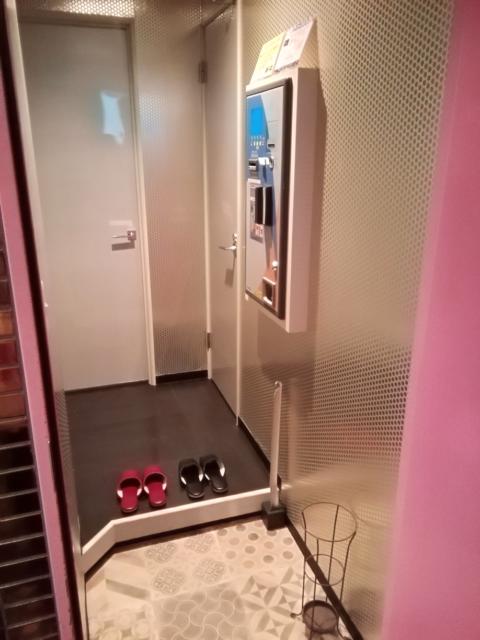 ドルチェ(横浜市中区/ラブホテル)の写真『302号室利用(20.2)。部屋の玄関です。』by キジ
