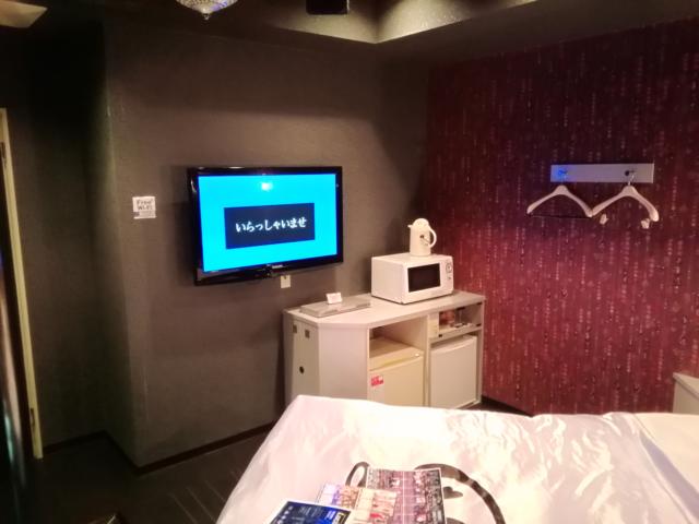ドルチェ(横浜市中区/ラブホテル)の写真『302号室利用(20.2)。部屋の様子。TV、電子レンジ、冷蔵庫があります。』by キジ