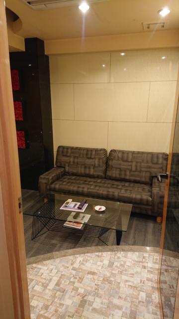 Monbijou（モンビジュー）(新宿区/ラブホテル)の写真『303号室 入口を入ってすぐに見えるソファー(3人がけで大きいです)』by 舐めたろう