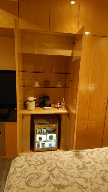 Monbijou（モンビジュー）(新宿区/ラブホテル)の写真『303号室 クローゼット①(茶器や販売用冷蔵庫)』by 舐めたろう
