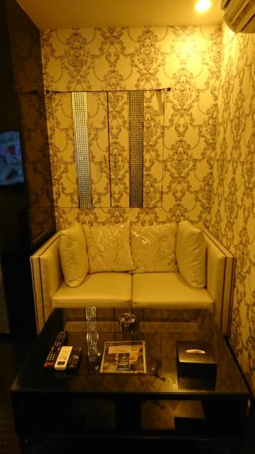 HOTEL G-Style(豊島区/ラブホテル)の写真『303号室 部屋に入って突き当たりにソファーとテーブル』by なめろう