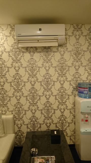 HOTEL G-Style(豊島区/ラブホテル)の写真『303号室 ウォーターサーバー側の壁にエアコン』by なめろう
