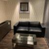 ホテル エリアス(豊島区/ラブホテル)の写真『401号室のソファーとテーブル』by miffy.GTI