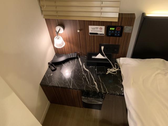 HOTEL UNO(ウノ)(川口市/ラブホテル)の写真『203号 禁煙室 typeC(松) ベッドサイド』by の〜の