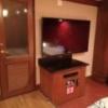 レステイ ティナグレイス(秦野市/ラブホテル)の写真『503号室利用(20.2)TVと、洗面所入口。』by キジ