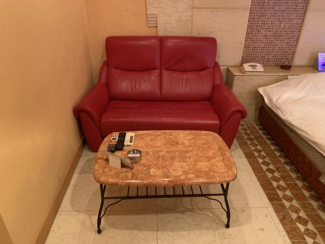クイーンズタウン(横浜市緑区/ラブホテル)の写真『107号室のソファーとテーブル』by miffy.GTI