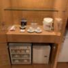 クイーンズタウン(横浜市緑区/ラブホテル)の写真『107号室の食器棚及び自動販売機』by miffy.GTI
