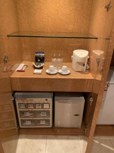 クイーンズタウン(横浜市緑区/ラブホテル)の写真『107号室の食器棚及び自動販売機』by miffy.GTI