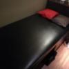 レンタルルームm2(大田区/ラブホテル)の写真『8号室　ベッド　シングルサイズ　ビニール張り　小さいクッションが2つ』by subro
