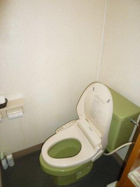 ホテル モアナ大塚(豊島区/ラブホテル)の写真『301号室（トイレ。ウォシュレットはパナ製。ツートンカラーにレトロ感）』by 格付屋