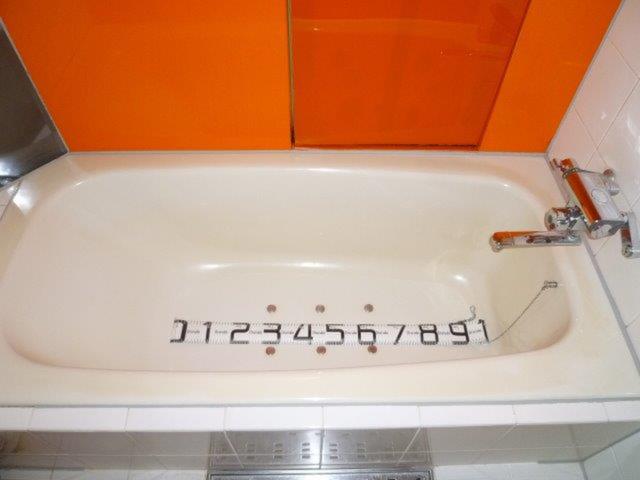 ホテル モアナ大塚(豊島区/ラブホテル)の写真『301号室（浴槽幅100㎝（ペットボトル5本分）ジャグジー）』by 格付屋