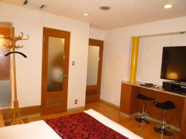 ホテル モアナ大塚(豊島区/ラブホテル)の写真『301号室（部屋奥から入口方向）』by 格付屋