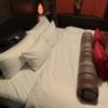 HOTEL VARKIN（ヴァーキン）(豊島区/ラブホテル)の写真『904禁煙室 ベッドの枕、クッション』by の〜の