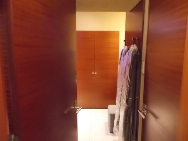 ホテル Ｍ(松戸市/ラブホテル)の写真『23号室。出入り口から室内を望む。二重扉。壁には備え付けバスローブ。』by 名無しさん（ID:82189）