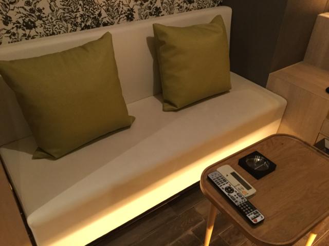 HOTEL SENSE(センス)(新宿区/ラブホテル)の写真『302号室 テーブル、ソファ』by ACB48