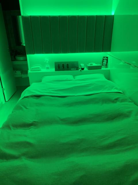 SOUTHERN TERRACE M（サザンテラスM）(国分寺市/ラブホテル)の写真『062号室 狭いですが、ベッドは充分です。』by トマトなす