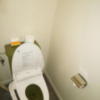 シャトン(新宿区/ラブホテル)の写真『104号室（トイレ。ウオシュレットは後付けでパナ製。）』by 格付屋