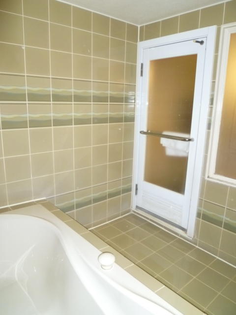 シャトン(新宿区/ラブホテル)の写真『104号室（浴室奥から入口方向）』by 格付屋