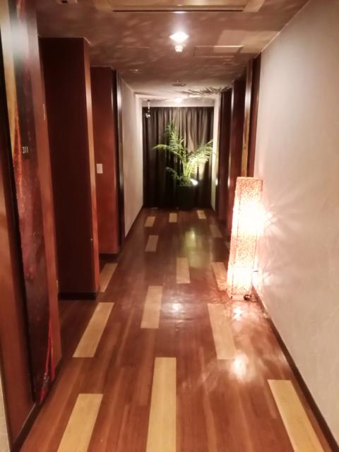 HOTEL CUE PLUS厚木(厚木市/ラブホテル)の写真『303号室(20,3)利用。3階のフロアも洒落てます。』by キジ