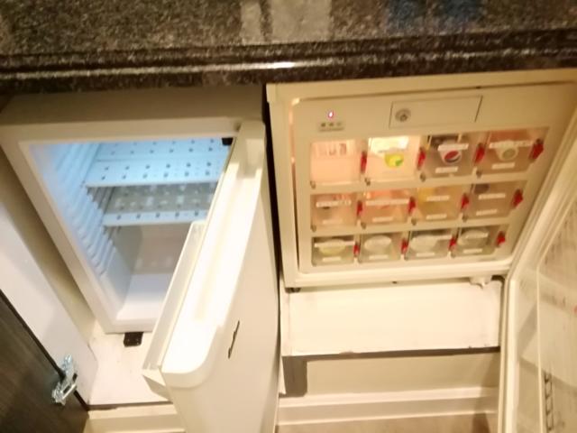 HOTEL CUE PLUS厚木(厚木市/ラブホテル)の写真『303号室(20,3)利用。冷蔵庫は、無料と有料と。』by キジ