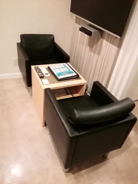 HOTEL CUE PLUS厚木(厚木市/ラブホテル)の写真『303号室(20,3)利用。椅子とテーブル。』by キジ
