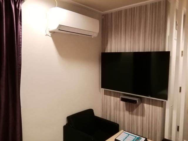 HOTEL CUE PLUS厚木(厚木市/ラブホテル)の写真『303号室(20,3)利用。TVとエアコンは壁掛け。』by キジ