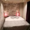 HOTEL CUE PLUS厚木(厚木市/ラブホテル)の写真『303号室(20,3)利用。意外と狭いベッドスペース。』by キジ