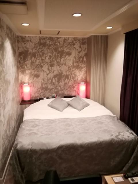 HOTEL CUE PLUS厚木(厚木市/ラブホテル)の写真『303号室(20,3)利用。意外と狭いベッドスペース。』by キジ