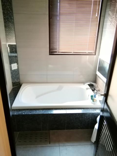 HOTEL CUE PLUS厚木(厚木市/ラブホテル)の写真『303号室(20,3)利用。浴槽も、TVにジャグジー付きです。窓が大きい。』by キジ