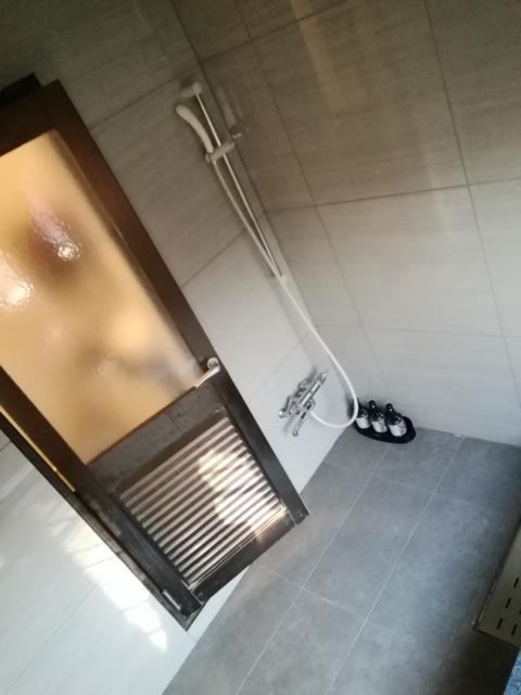 HOTEL CUE PLUS厚木(厚木市/ラブホテル)の写真『303号室(20,3)利用。お風呂の洗い場も適度な広さです。』by キジ