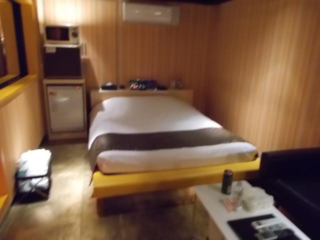 カップルズインハッピー(松戸市/ラブホテル)の写真『301号室。入り口近くからベッド方向。左側は浴室。』by 名無しさん（ID:82189）