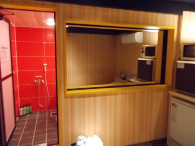 カップルズインハッピー(松戸市/ラブホテル)の写真『301号室。バスルーム入り口を望む。窓はマジックミラー。』by 名無しさん（ID:82189）
