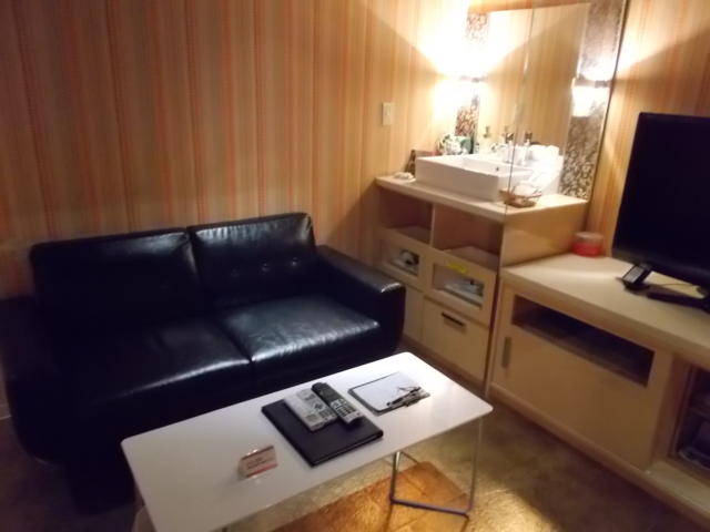 カップルズインハッピー(松戸市/ラブホテル)の写真『301号室。ソファ、テーブル、洗面台等。』by 名無しさん（ID:82189）