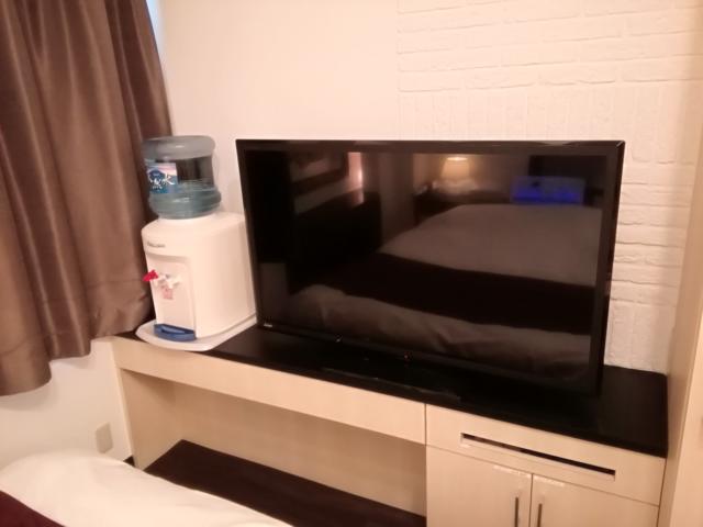 シエル湘南平塚店(平塚市/ラブホテル)の写真『301号室利用(20,3)。TVとウォーターサーバーです。』by キジ