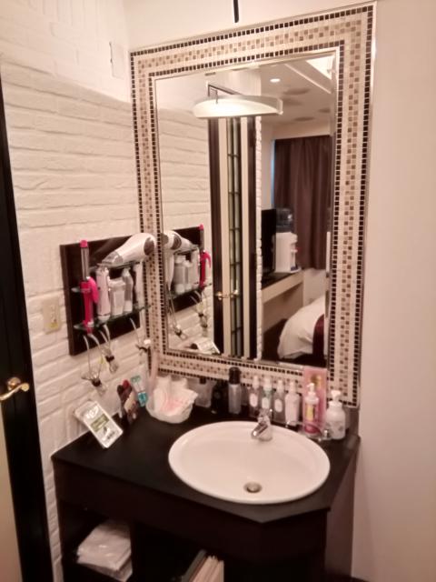 シエル湘南平塚店(平塚市/ラブホテル)の写真『301号室利用(20,3)。洗面所です。アメニティは揃っています。』by キジ
