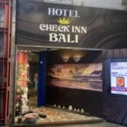 CHECK INN BALI(全国/ラブホテル)の写真『201号室（お昼の外観です。奥は行き止まりになっています。駐車場はありません）』by 格付屋