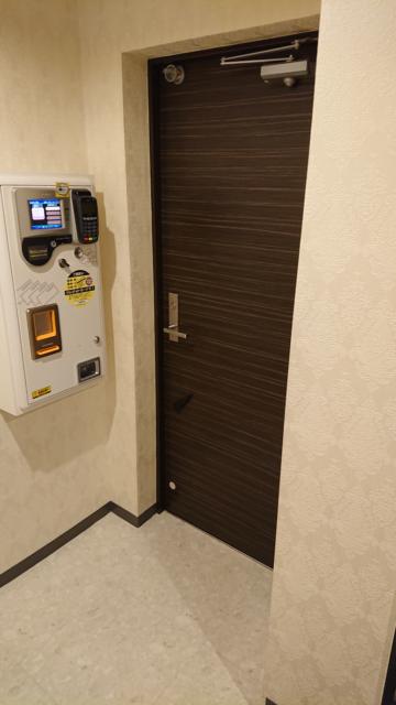 HOTEL RIO（リオ）(新宿区/ラブホテル)の写真『206号室 玄関と自動精算機(自動精算機から音声が出るのですが、ボリュームが大きくてビビります)』by 舐めたろう