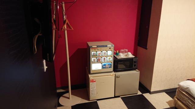 HOTEL RIO（リオ）(新宿区/ラブホテル)の写真『206号室 販売用冷蔵庫(左)と持ち込み用冷蔵庫(右)、グッズ販売機もあります。』by 舐めたろう