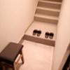 HOTEL 555(伊豆の国市/ラブホテル)の写真『121号室(20,3)利用。玄関です。いきなり階段で下には部屋はありません。』by キジ