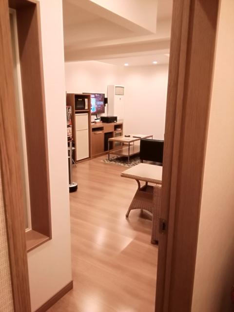HOTEL 555(伊豆の国市/ラブホテル)の写真『121号室(20,3)利用。入口から見た部屋です。広いです。』by キジ